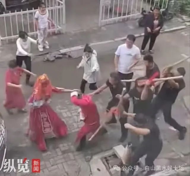 新郎接親時被人持棍追打！